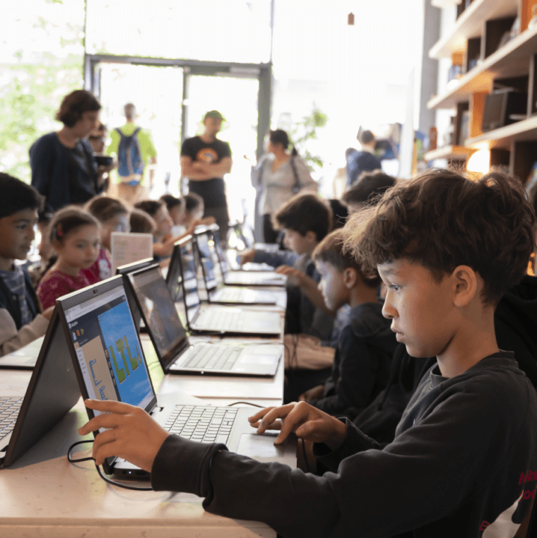 Grand groupe d'élèves lors d'un atelier jeux vidéo à Issy-les-Moulineaux