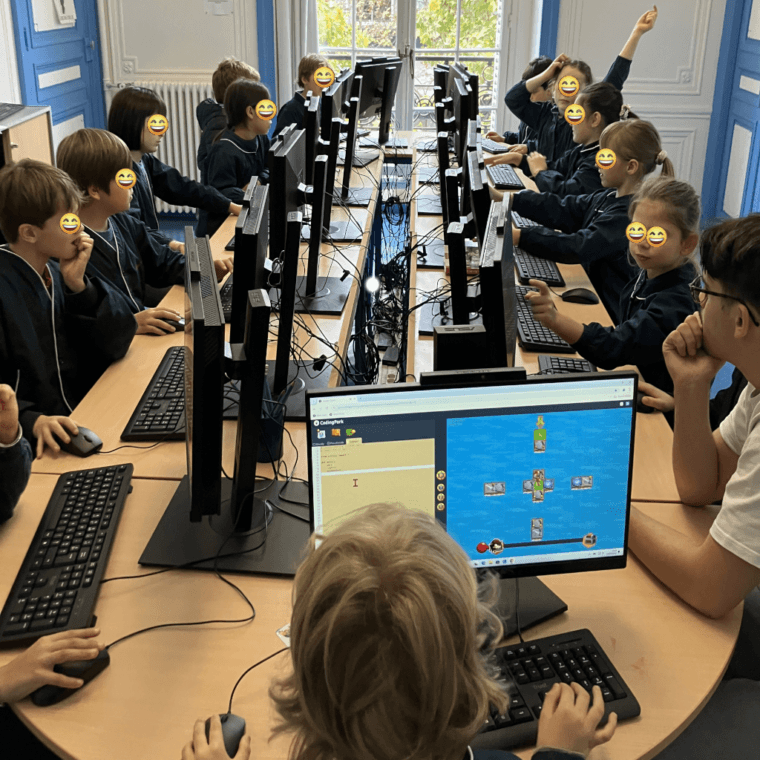 Ateliers périscolaires en école primaire, enfants devant des ordinateurs