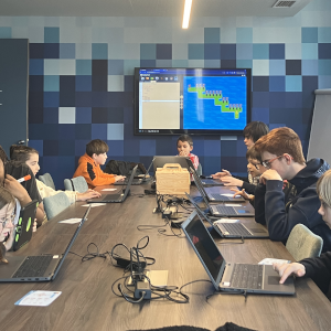 Groupe d'enfants pendant un atelier